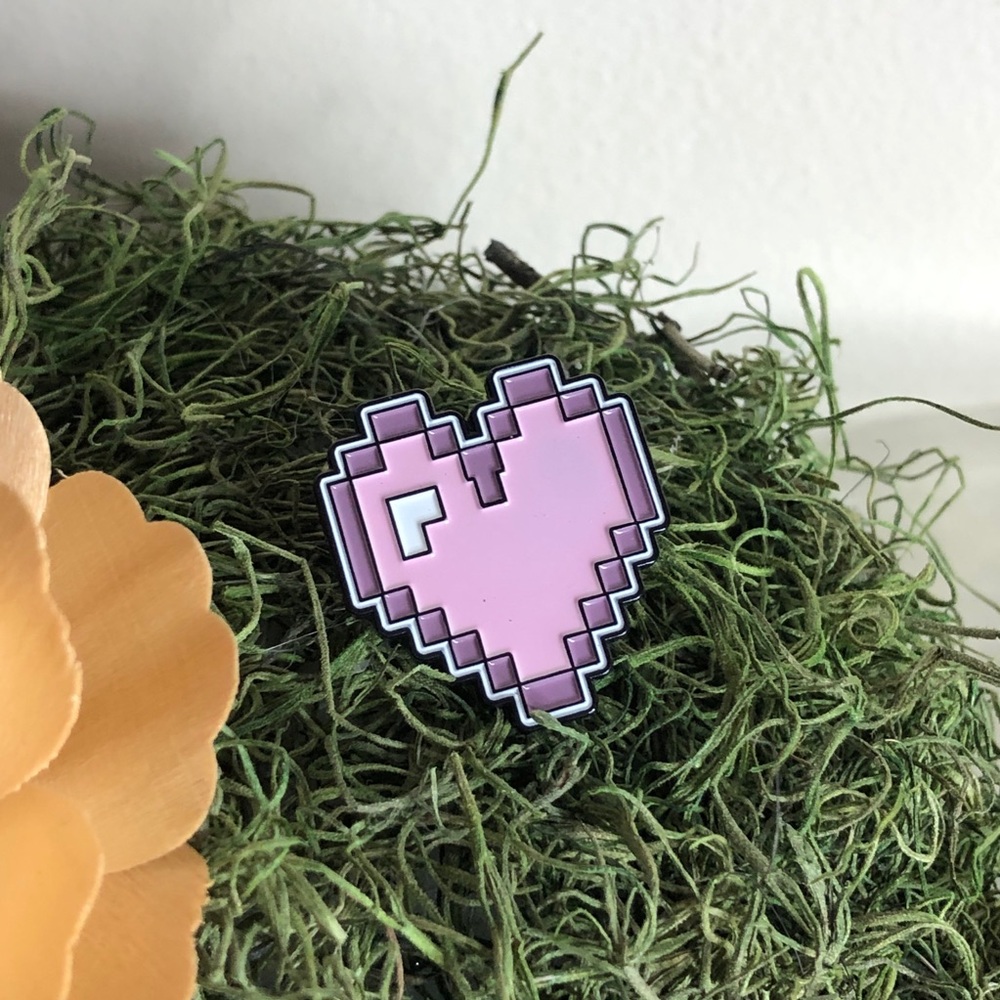 8bit heart Pin